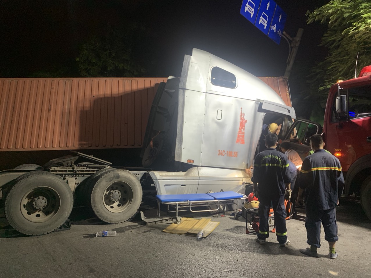 Giải cứu nạn nhân bị tai nạn giao thông mắc hẹt trong cabin